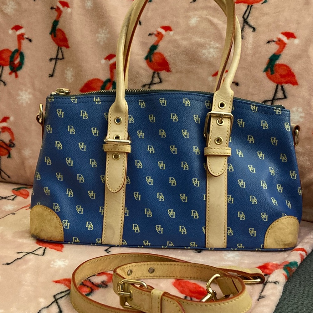 Dooney & Bourke signature print 
Shoulder bag